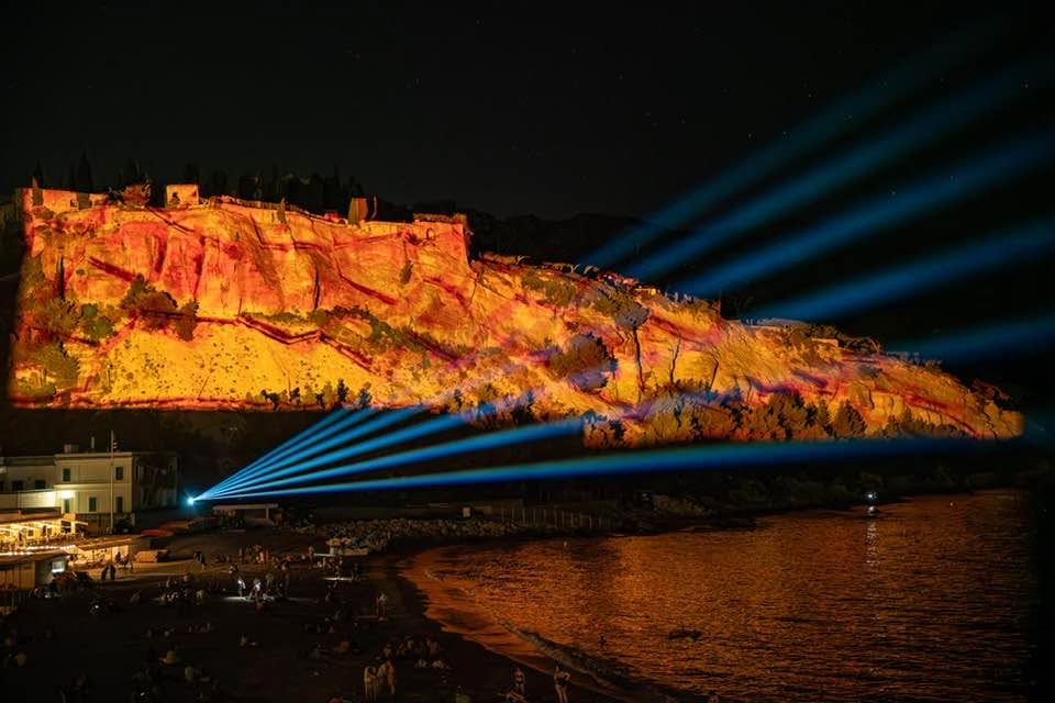Projection monumentale illuminant les falaises de Cassis